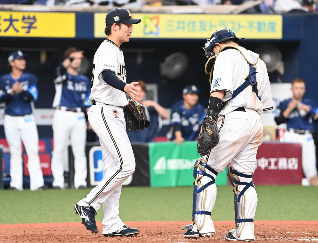 オリックス対西武　8回表西武1死一、二塁、若林楽人に勝ち越し適時打を浴びた阿部、右は森（撮影・和賀正仁）