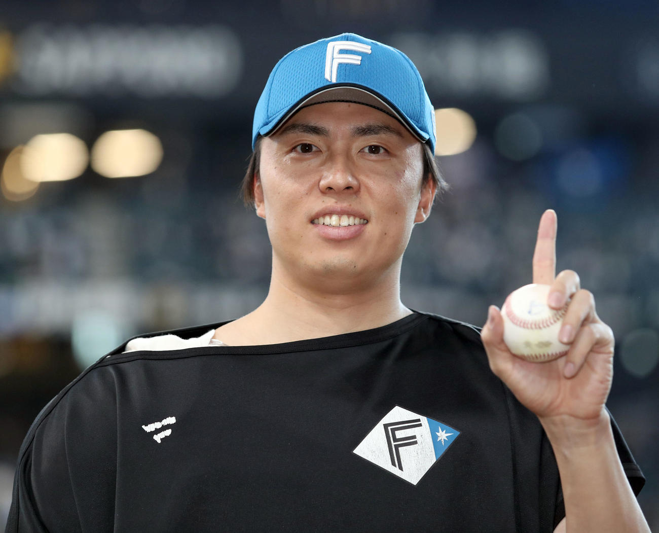日本ハム対楽天　プロ初勝利を挙げ記念ボールを手に撮影に応じる日本ハム田中正（撮影・佐藤翔太）