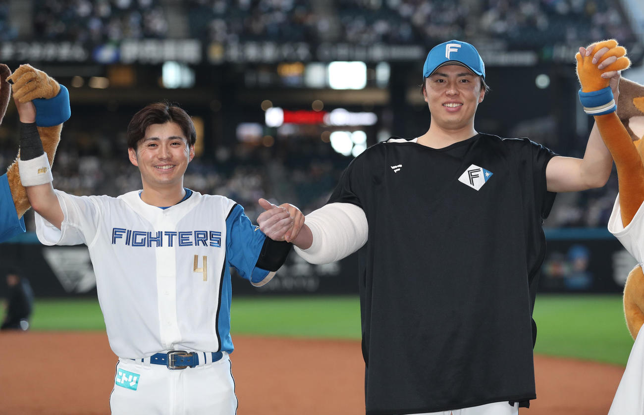 日本ハム対楽天　ヒーローインタビューを終え記念撮影をする日本ハム上川畑（左）と田中正（撮影・佐藤翔太）