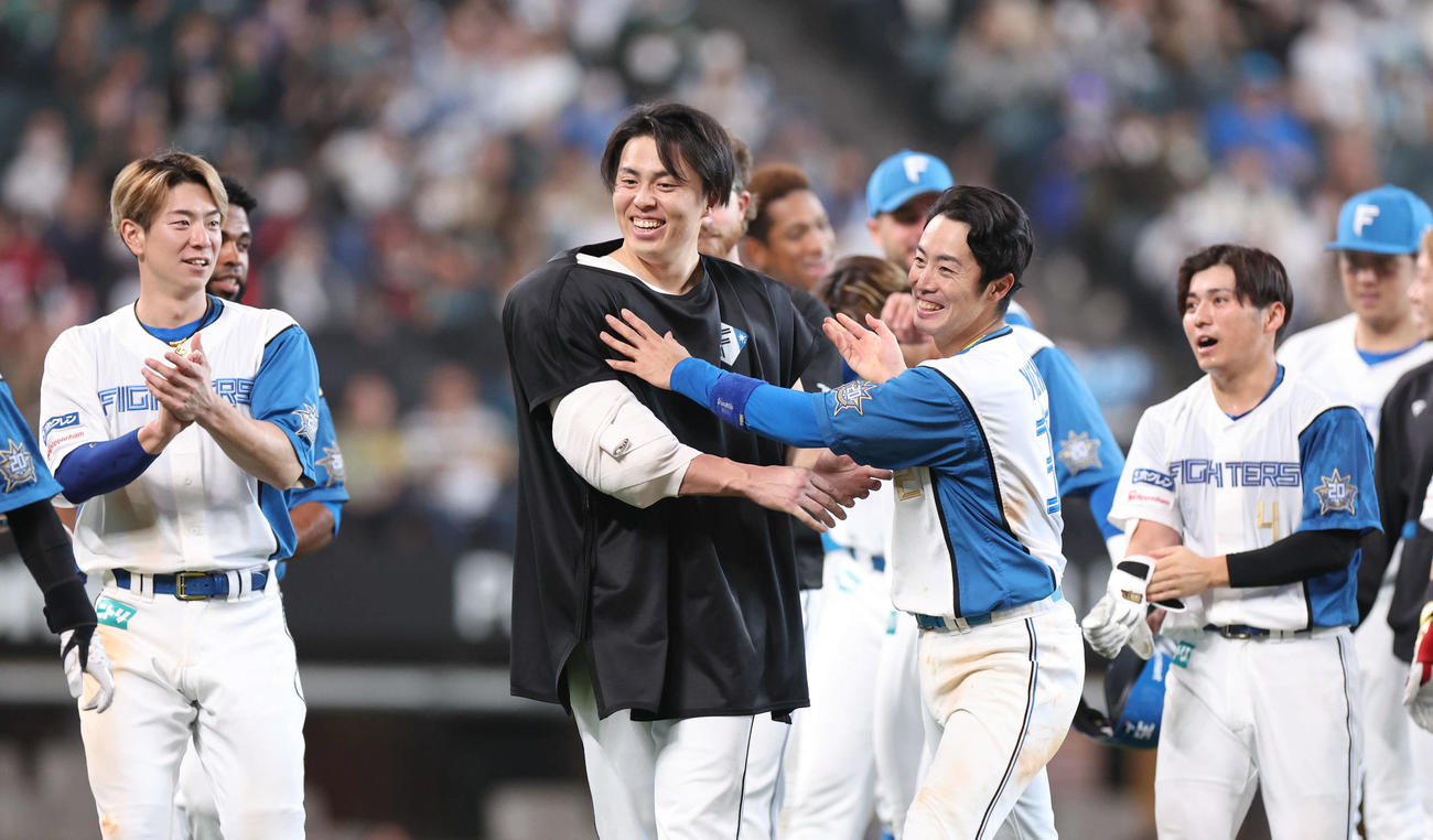 日本ハム対楽天　サヨナラ勝利し、プロ初勝利を挙げた田中正（中央）はナインと喜び合う（撮影・佐藤翔太）