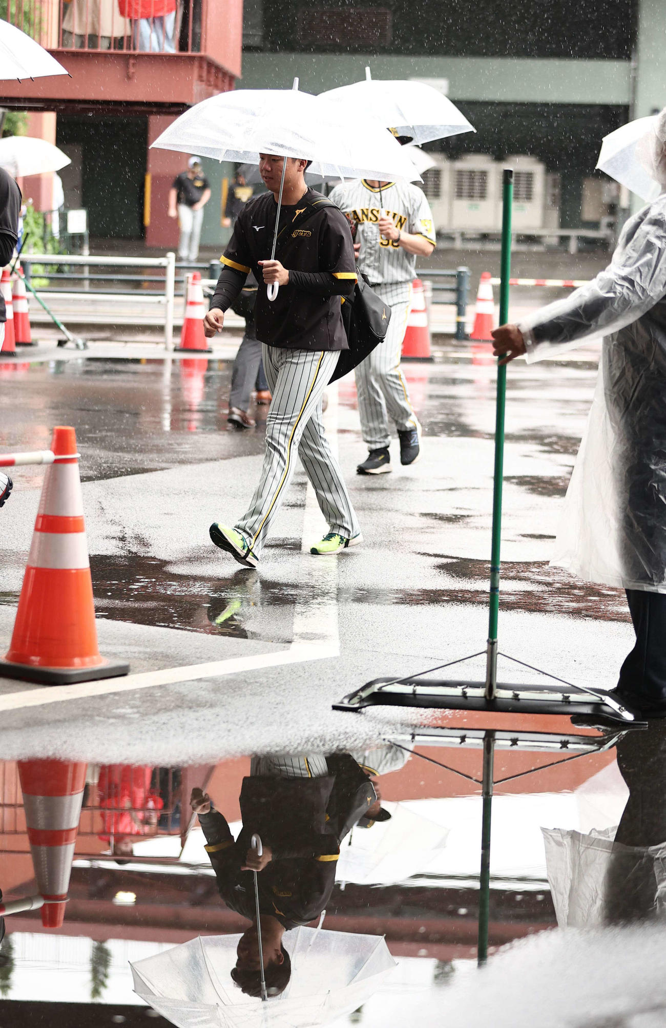 雨の中、室内練習場へ向かう村上（撮影・上田博志）