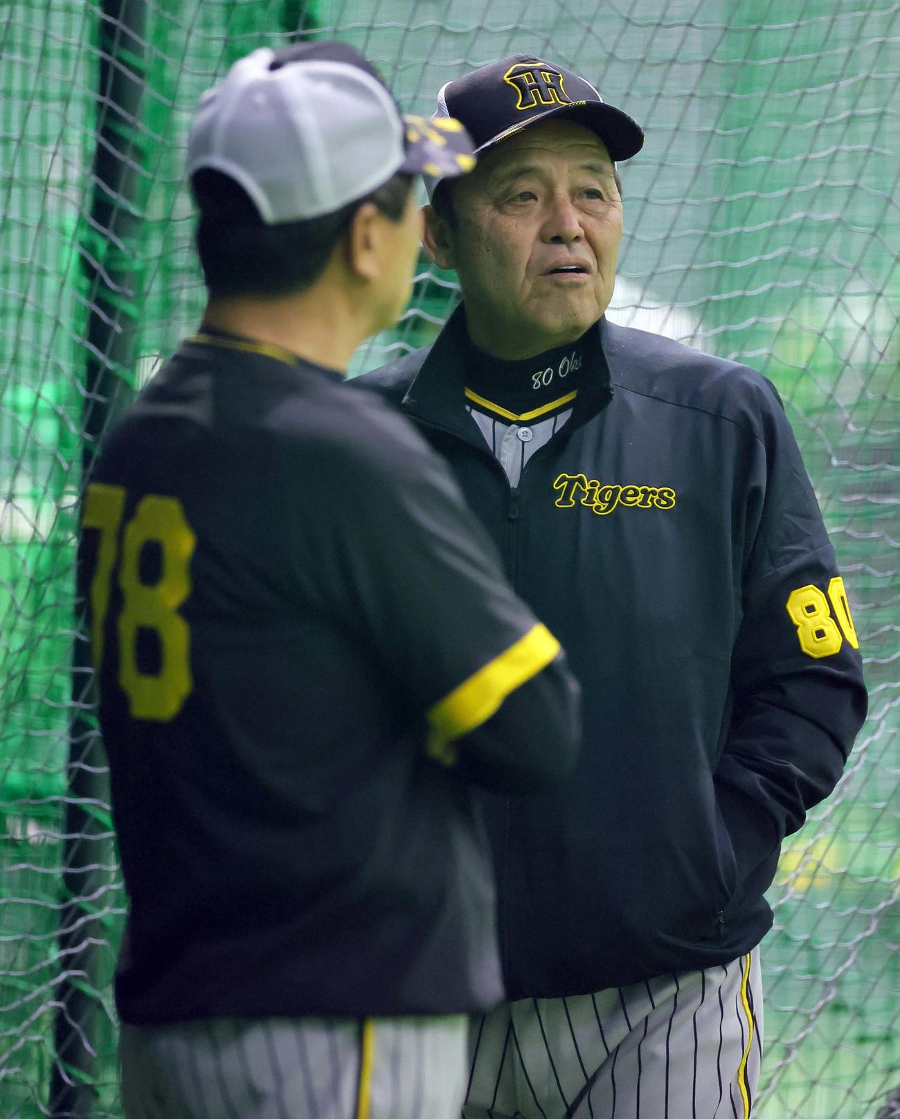広島対阪神　平田ヘッドコーチ（左）と話しをする岡田監督（撮影・上田博志）