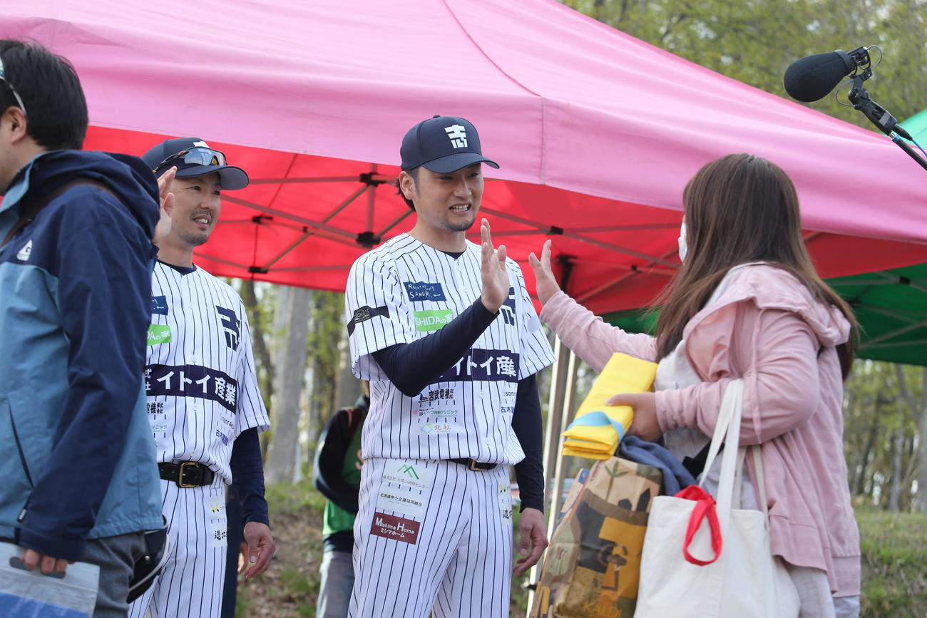 士別の中村監督兼投手は、試合後にファンとハイタッチ（撮影・中島洋尚）