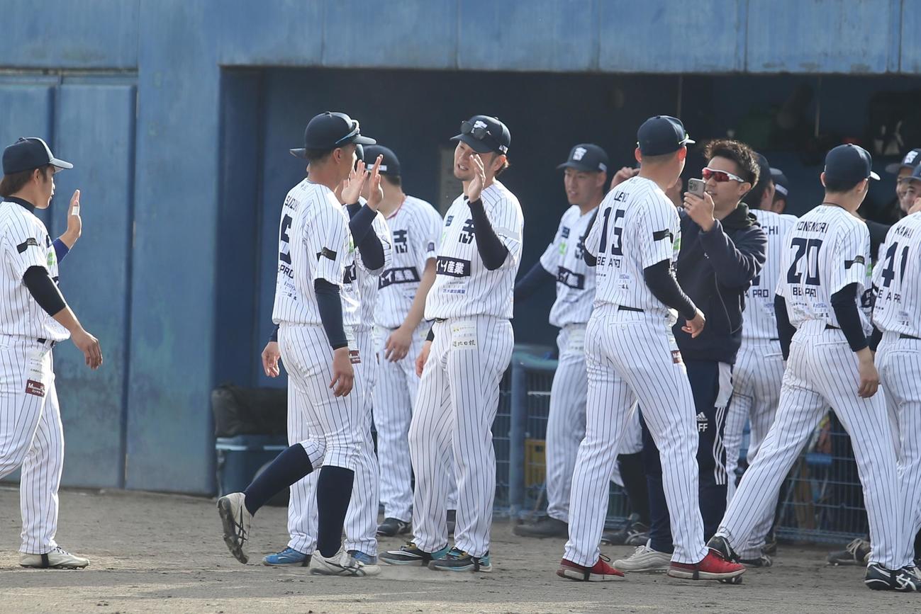 士別の中村監督兼投手（中央）は、逆転勝利した選手たちと笑顔でハイタッチ（撮影・中島洋尚）