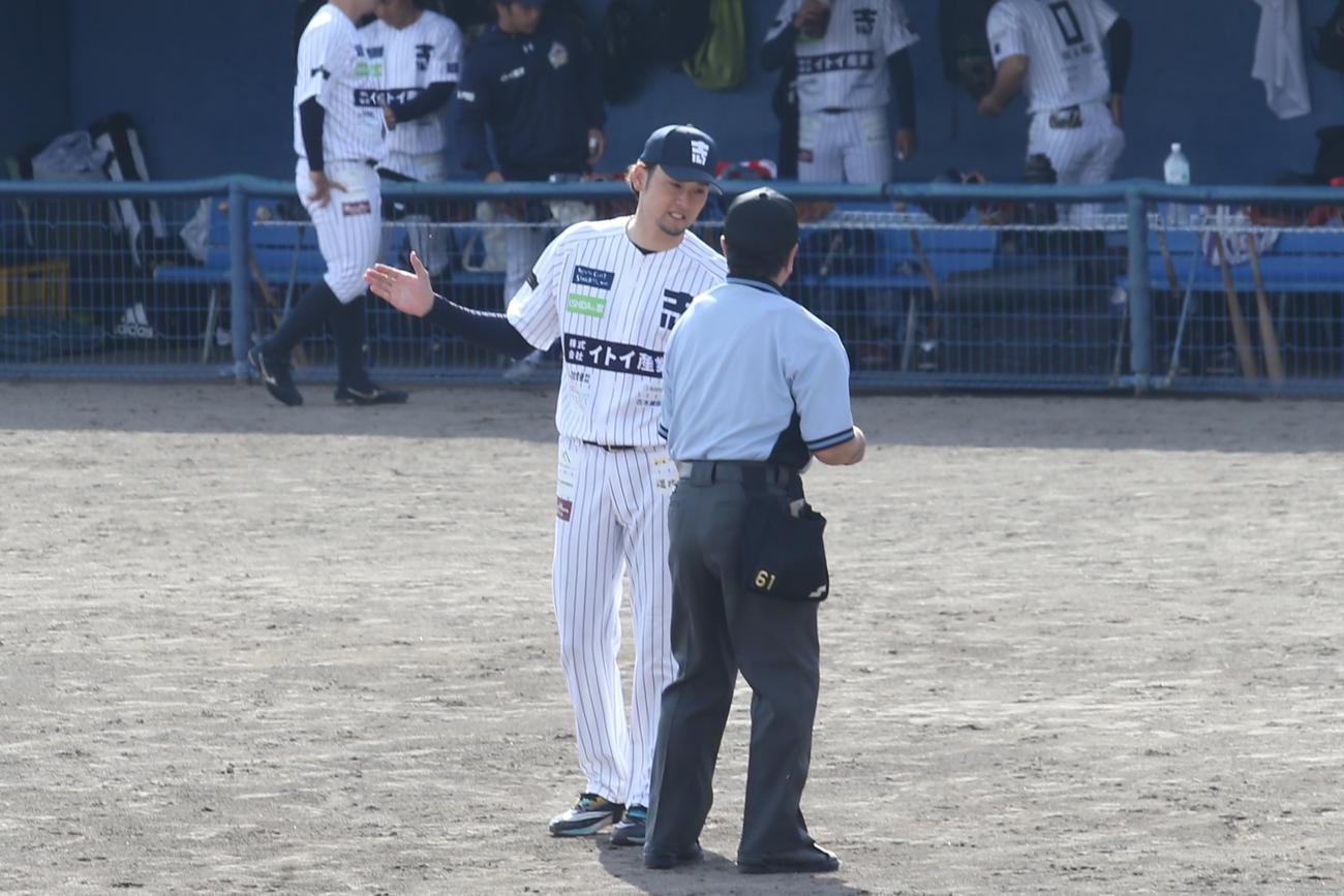 士別の中村監督兼投手は審判に投手交代を告げる（撮影・中島洋尚）