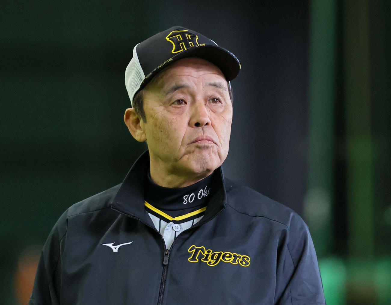 室内練習場から雨の状況を確認する岡田監督（撮影・上田博志）