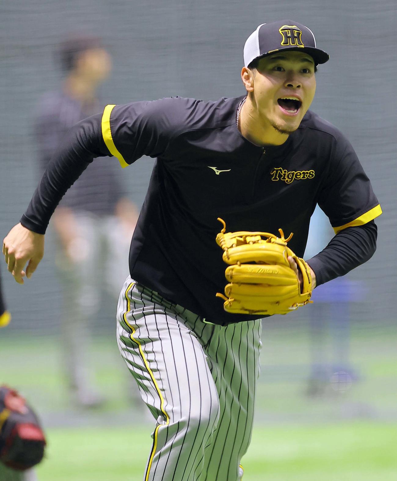 広島対阪神　声を出しながらノックを受ける佐藤輝明（撮影・上田博志）