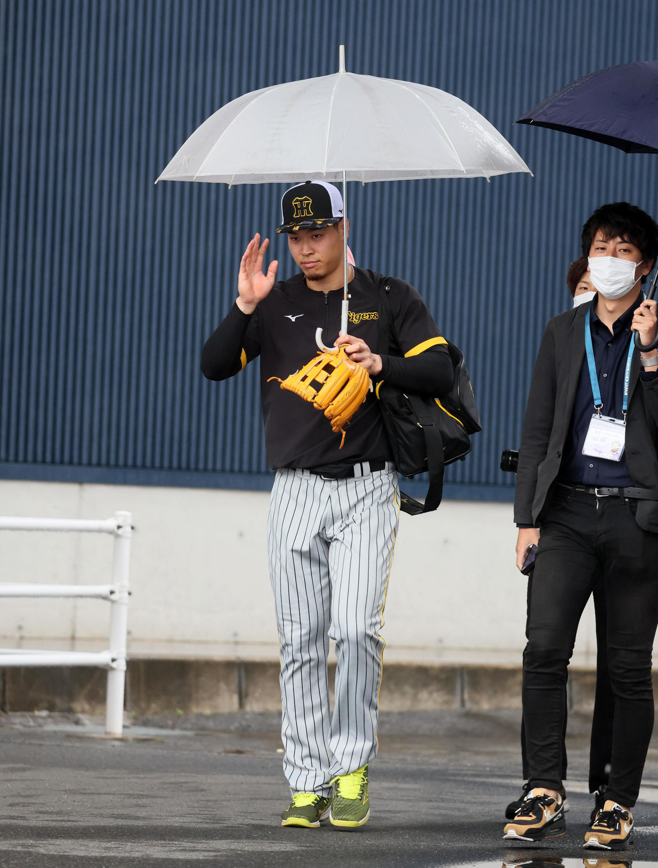 ファンに手を振りながら移動する佐藤輝明（撮影・加藤哉）