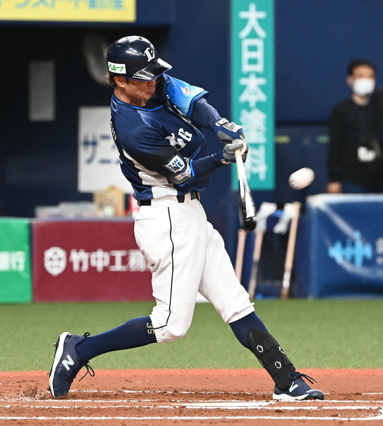 オリックス対西武　6回表西武2死満塁、右中間に3点適時二塁打を放つ若林（撮影・和賀正仁）