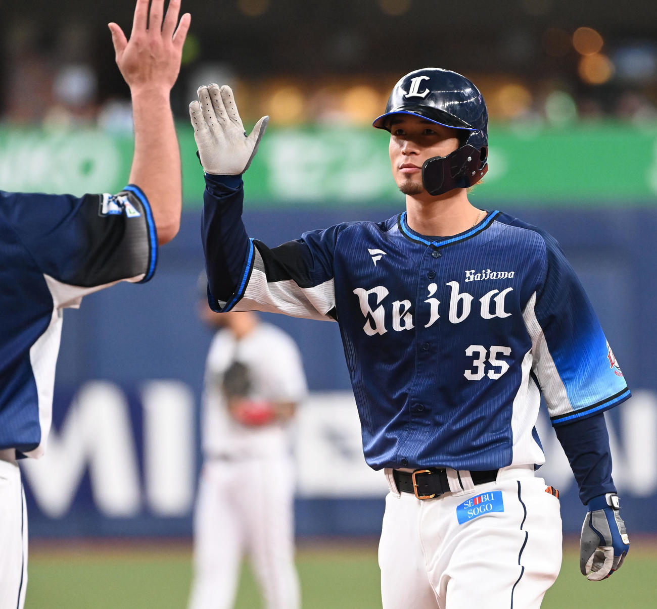 オリックス対西武　8回表西武1死一、二塁、中前に勝ち越し適時打を放った若林は一塁コーチとタッチ（撮影・和賀正仁）