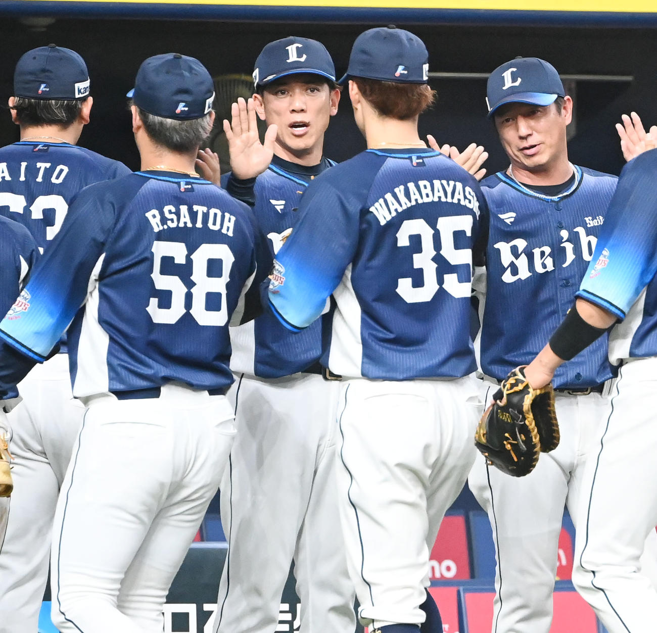 オリックス対西武　オリックスに勝利し若林とタッチする西武松井監督（撮影・和賀正仁）