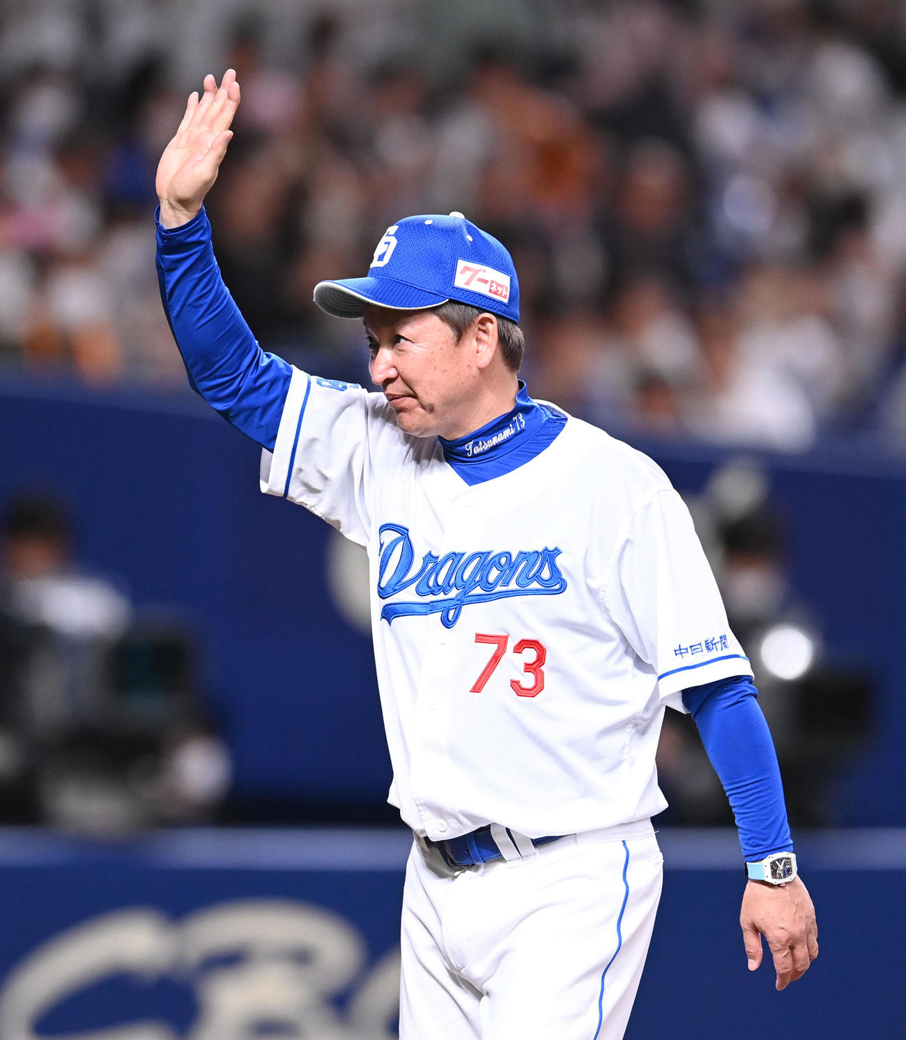 プロ野球中日対巨人　試合終了、観客に手を振る立浪監督（撮影・森本幸一）