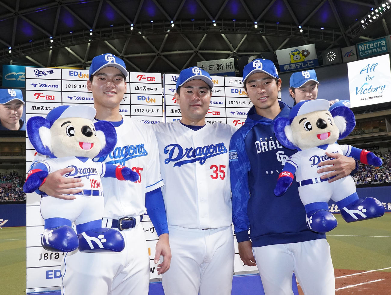 中日対巨人　ヒーローインタビューを終え笑顔でポーズを決める（左から）石川昂、木下、高橋宏（撮影・森本幸一）