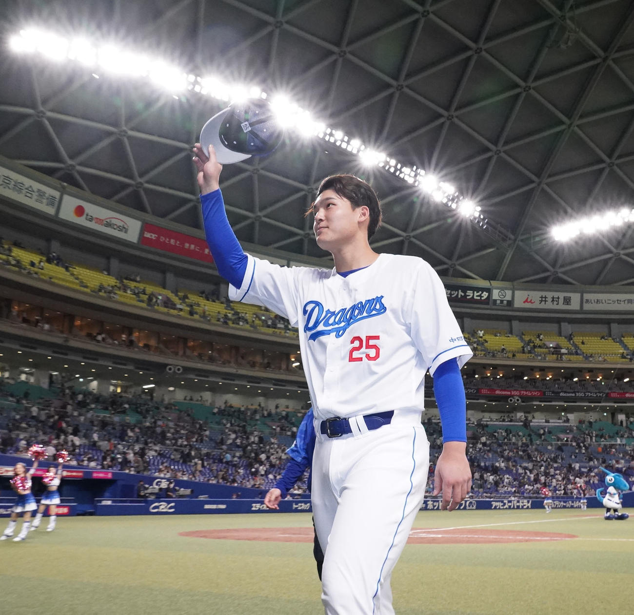 プロ野球中日対巨人　ヒーローインタビューを終え観客に手を振る石川昂（撮影・森本幸一）