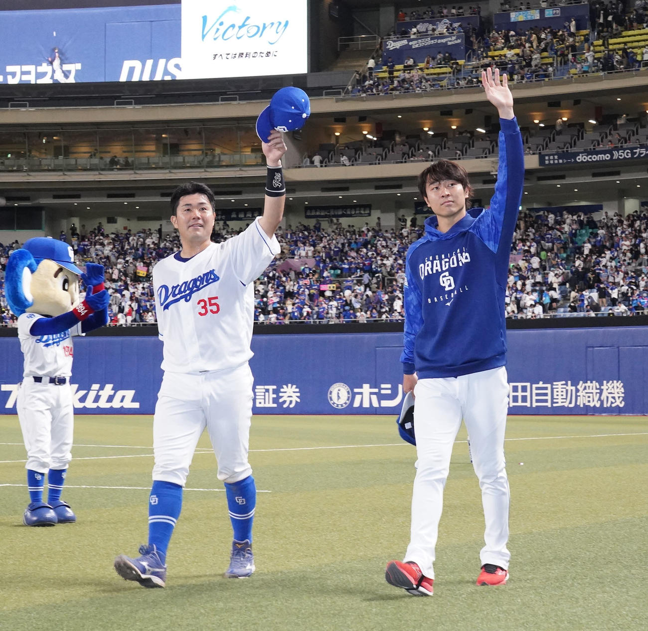 プロ野球中日対巨人　ヒーローインタビューを終え観客に手を振る（左から）木下と高橋宏（撮影・森本幸一）