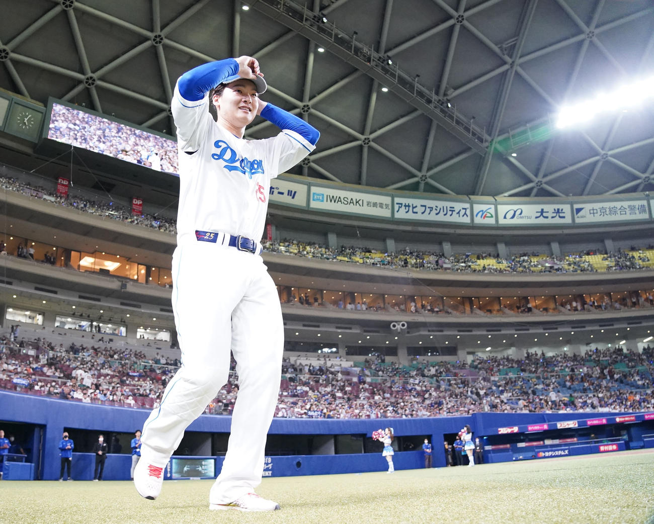 プロ野球中日対巨人　ヒーローインタビューへ向かう石川昂（撮影・森本幸一）