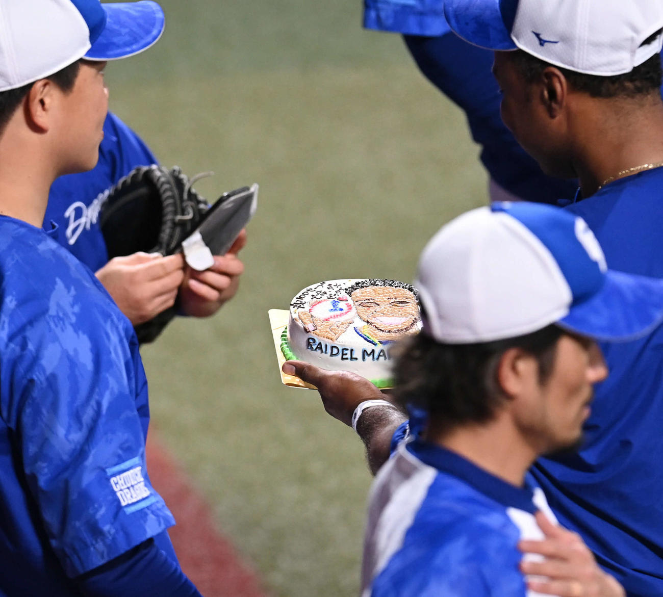 中日対巨人　試合前練習の合間に投手陣から中日マルティネスにNPB通算100セーブ達成を祝い贈られたケーキ（撮影・森本幸一）