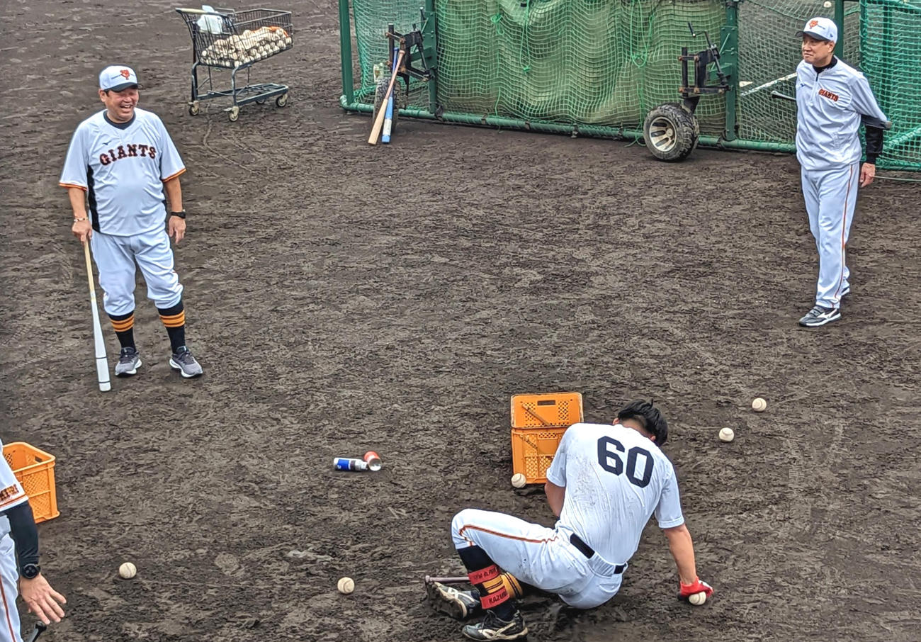 「300球連続ティー打撃」を終え倒れ込む巨人菊田（中央）を見守る大久保コーチ（左）と原監督（22年10月17日撮影）