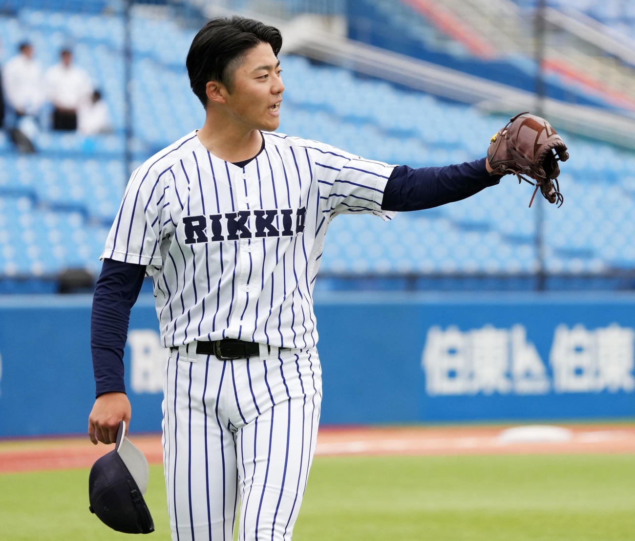 東大対立大　4回表を無失点に抑え笑顔を見せる立大・沖（撮影・横山健太）