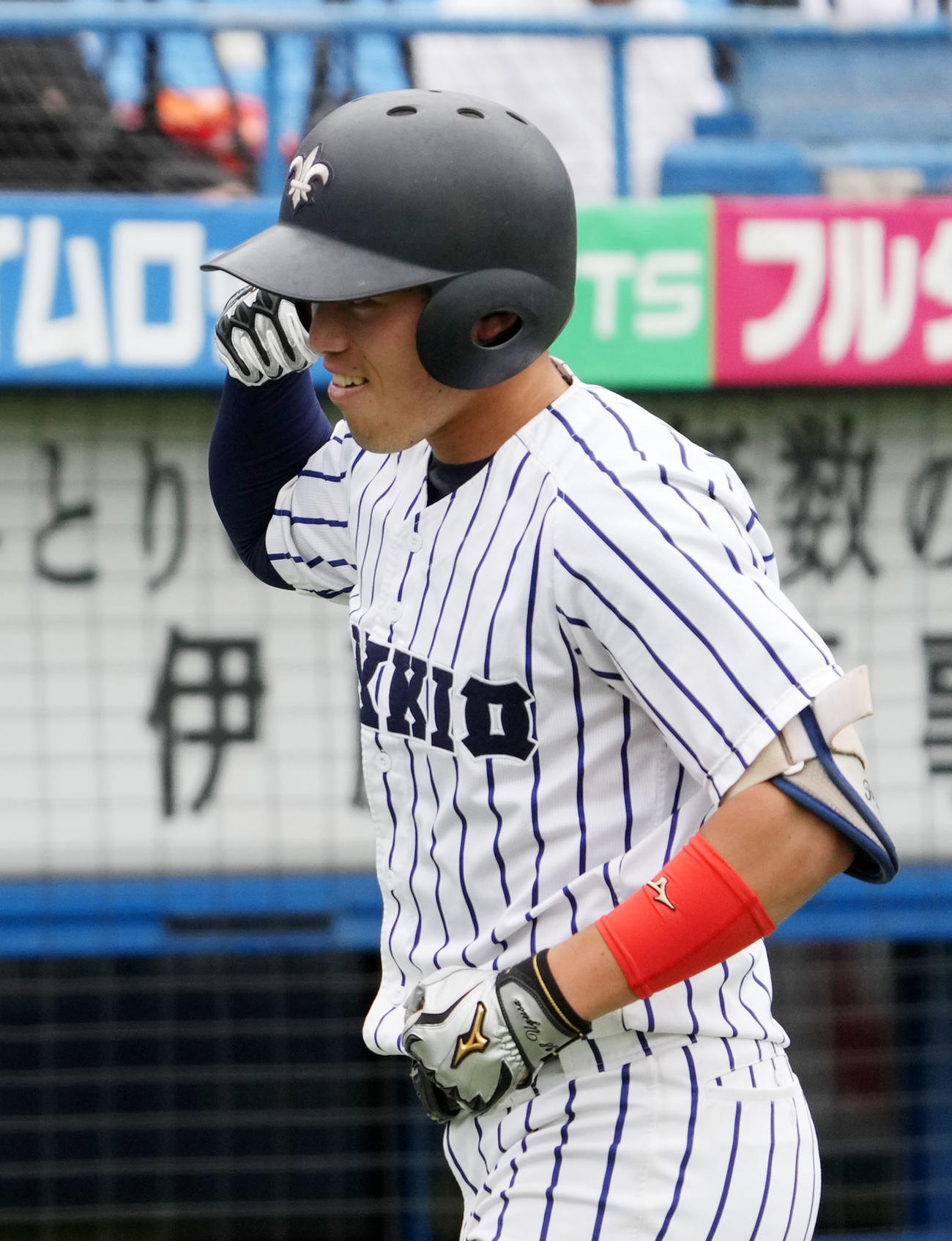 東大対立大　3回裏立大2死、左越え本塁打を放ちポーズを決める斉藤大（撮影・横山健太）