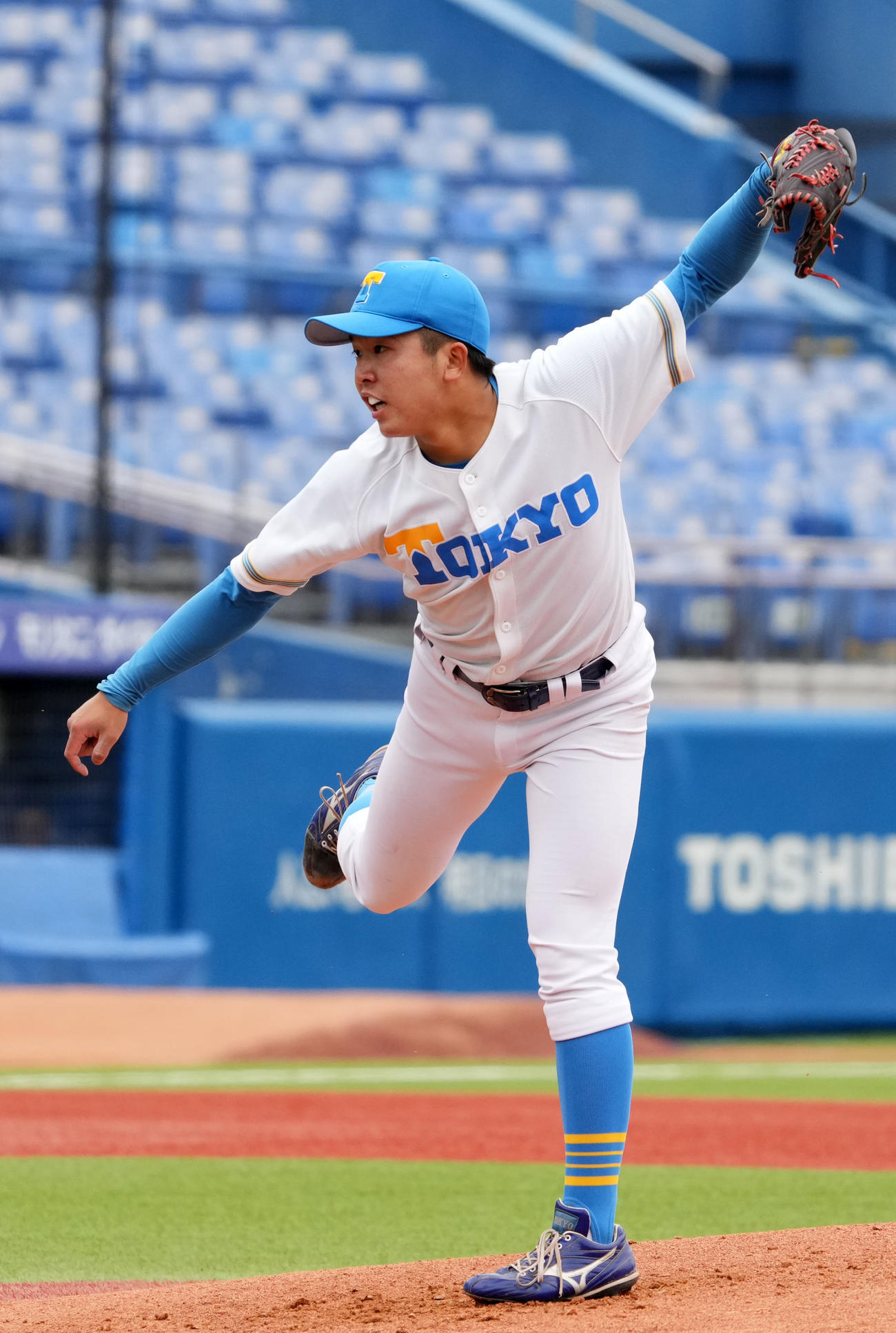 東大対立大　力投する東大・松岡（撮影・横山健太）