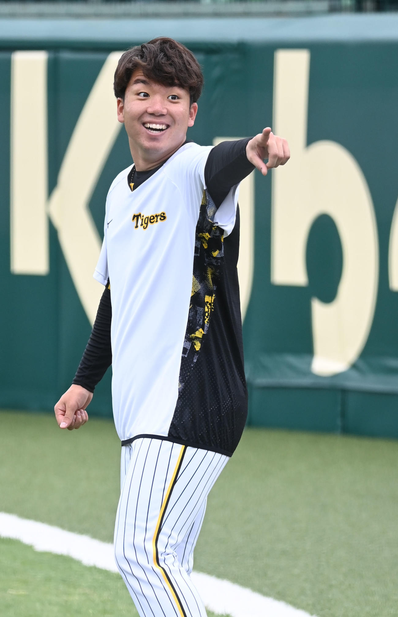 投手指名練習に参加し明るい表情で取り組む阪神村上（撮影・和賀正仁）
