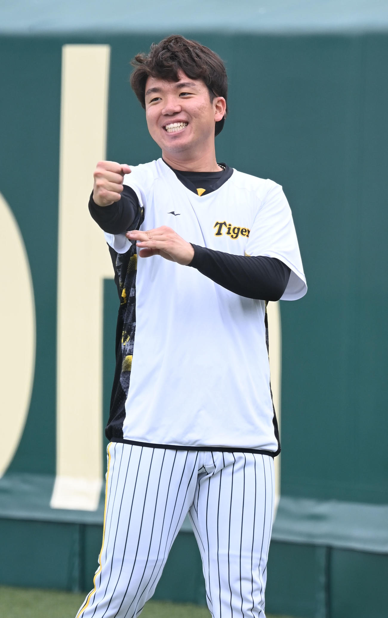投手指名練習に参加し明るい表情で取り組む阪神村上（撮影・和賀正仁）