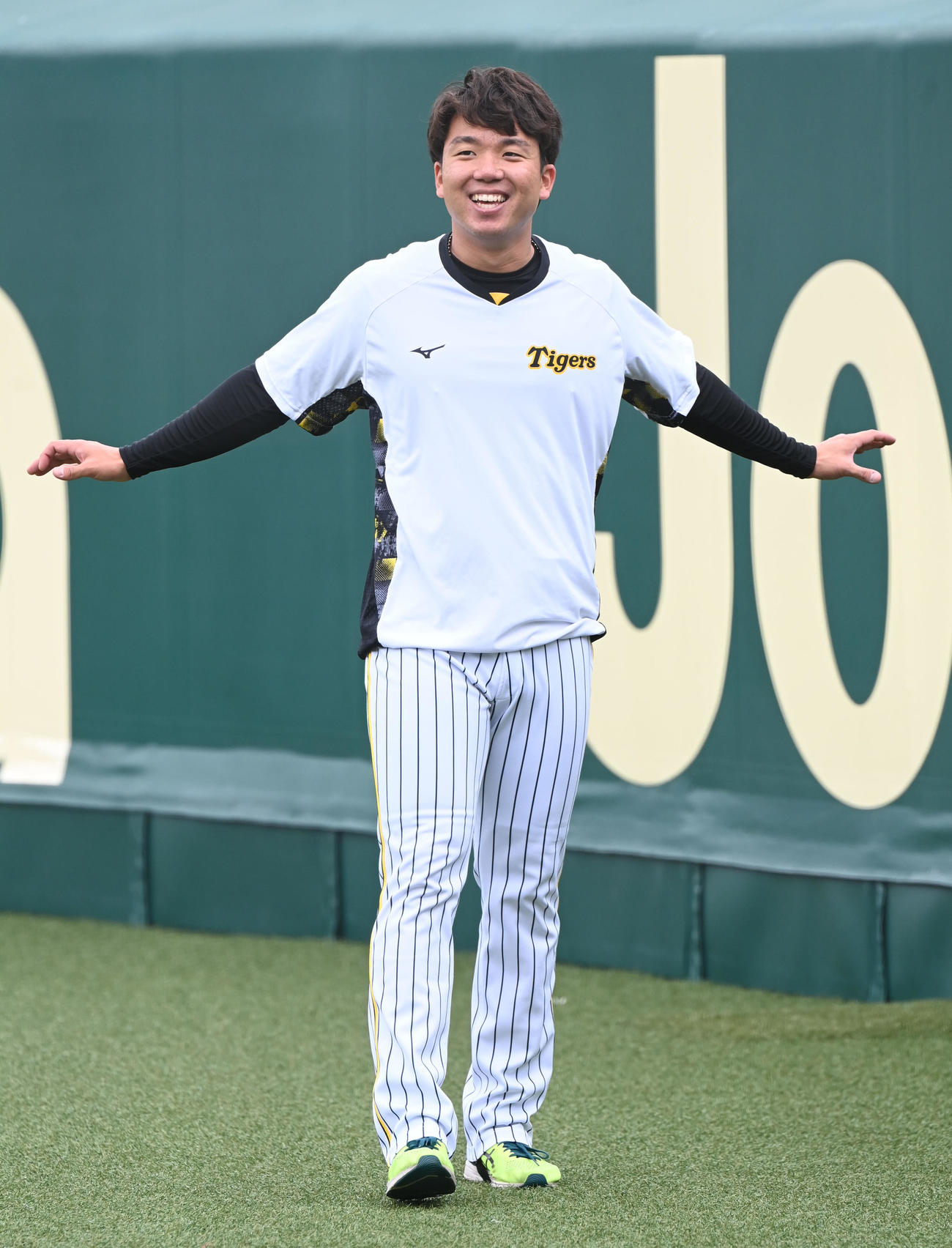 投手指名練習に参加し明るい表情で取り組む阪神村上（撮影・和賀正仁）