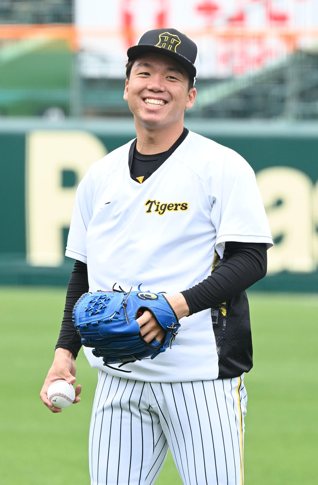 明るい表情ででキャッチボールする阪神村上（撮影・和賀正仁）
