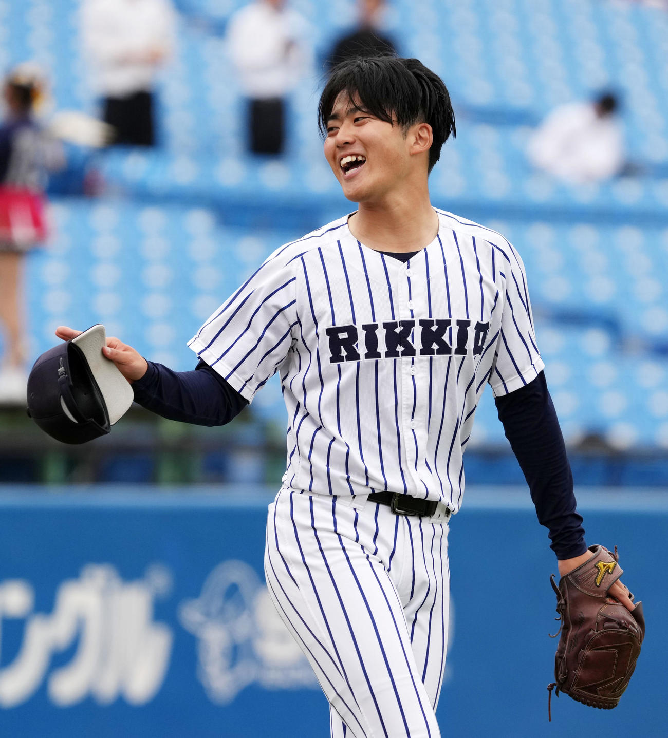東大対立大　笑顔を見せる立大・沖（撮影・横山健太）