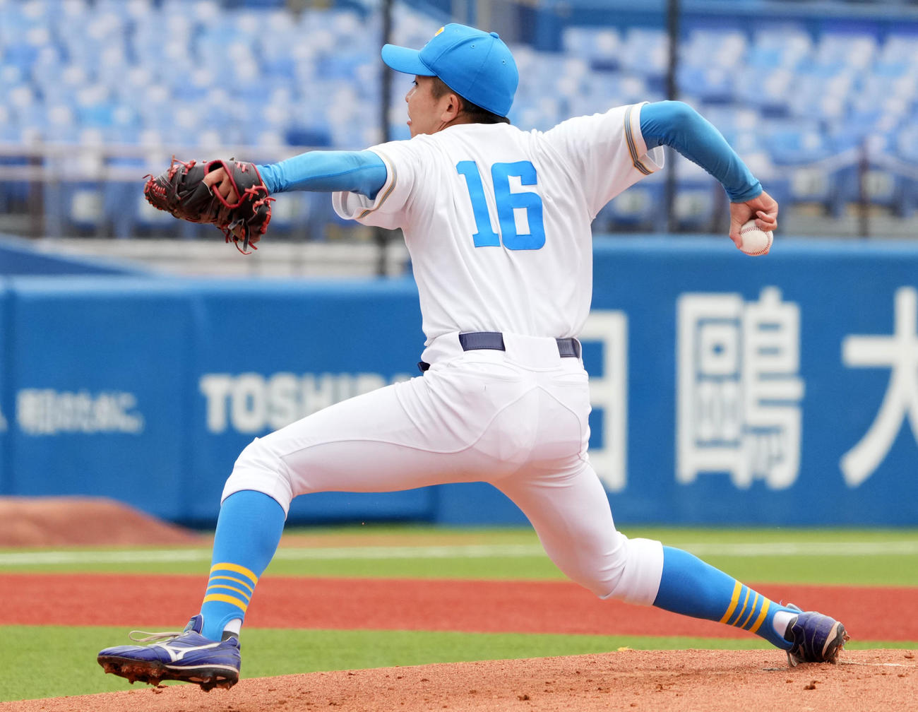 東大対立大　力投する東大・松岡（撮影・横山健太）