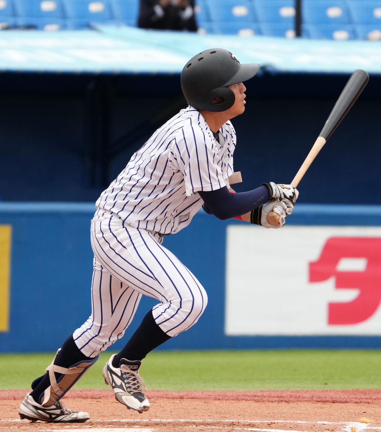 東大対立大　3回裏立大2死、左越え本塁打を放つ斎藤大（撮影・横山健太）