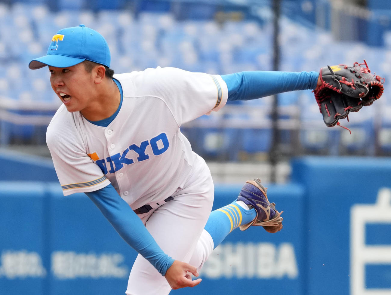 東大対立大　力投する東大・松岡（撮影・横山健太）