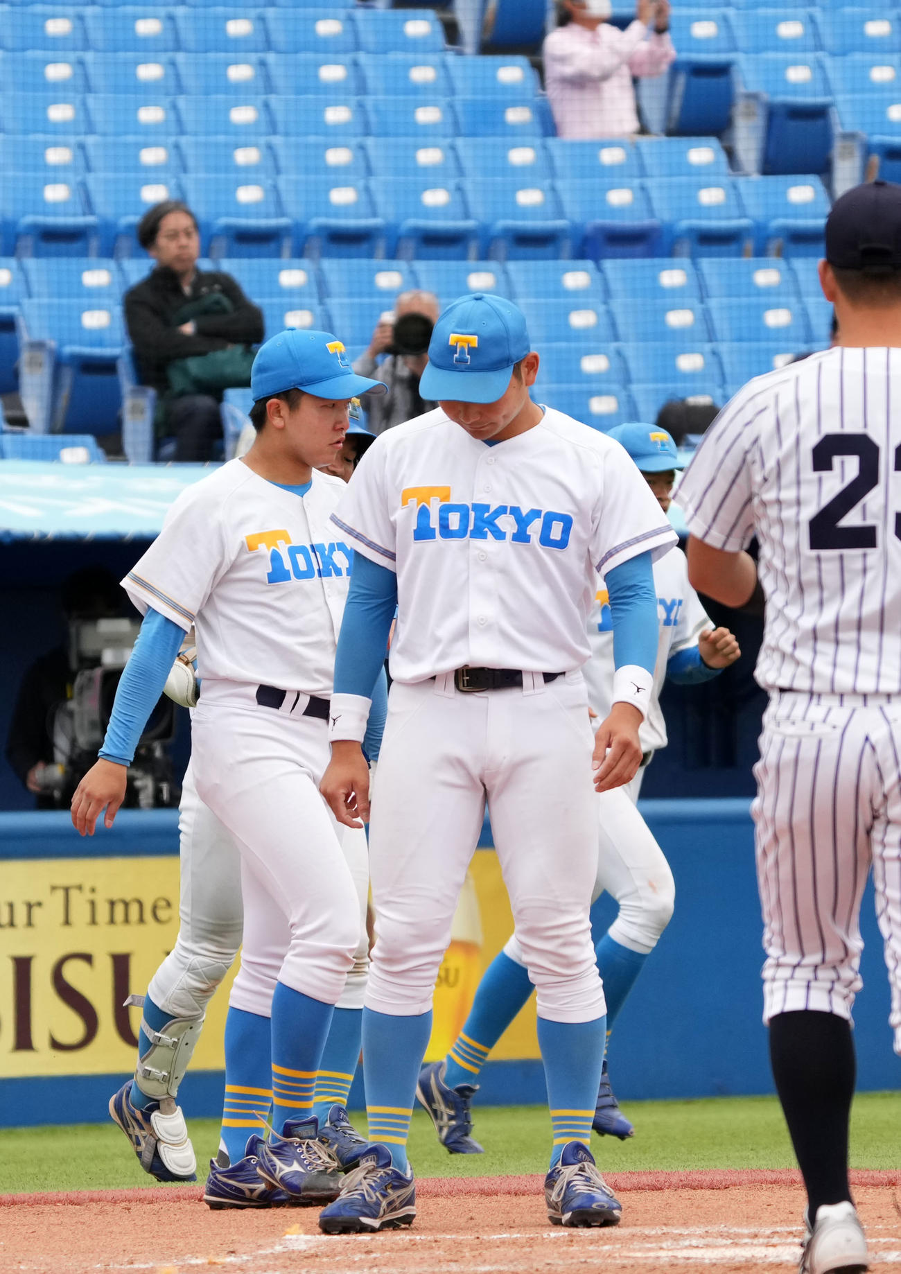 東大対立大　立大に敗れ肩を落とす東大ナイン（撮影・横山健太）