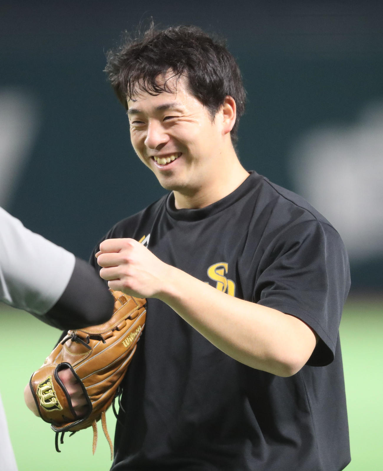 キャッチボールを終えた大関は笑顔を見せる（撮影・梅根麻紀）