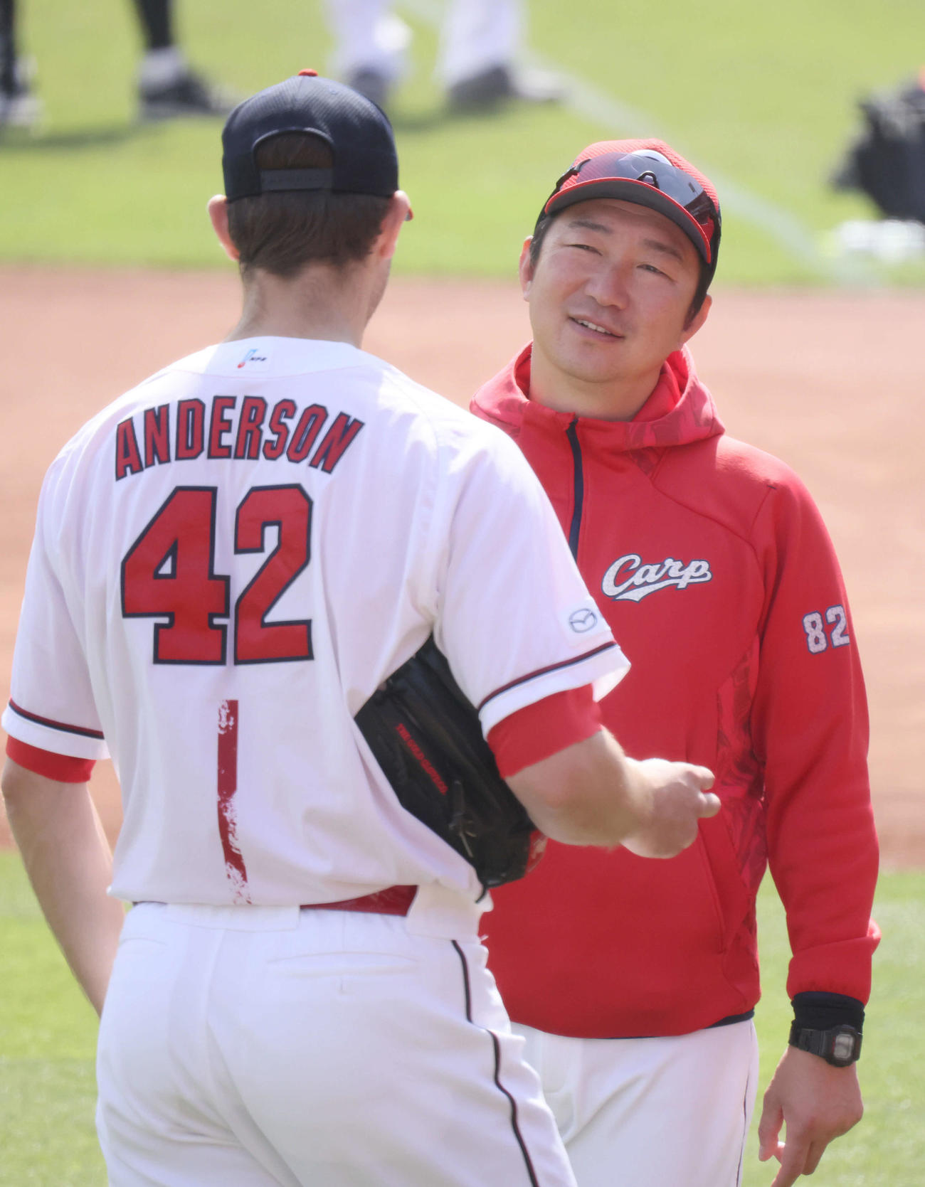 横山投手コーチ（右）（2023年3月27日撮影）