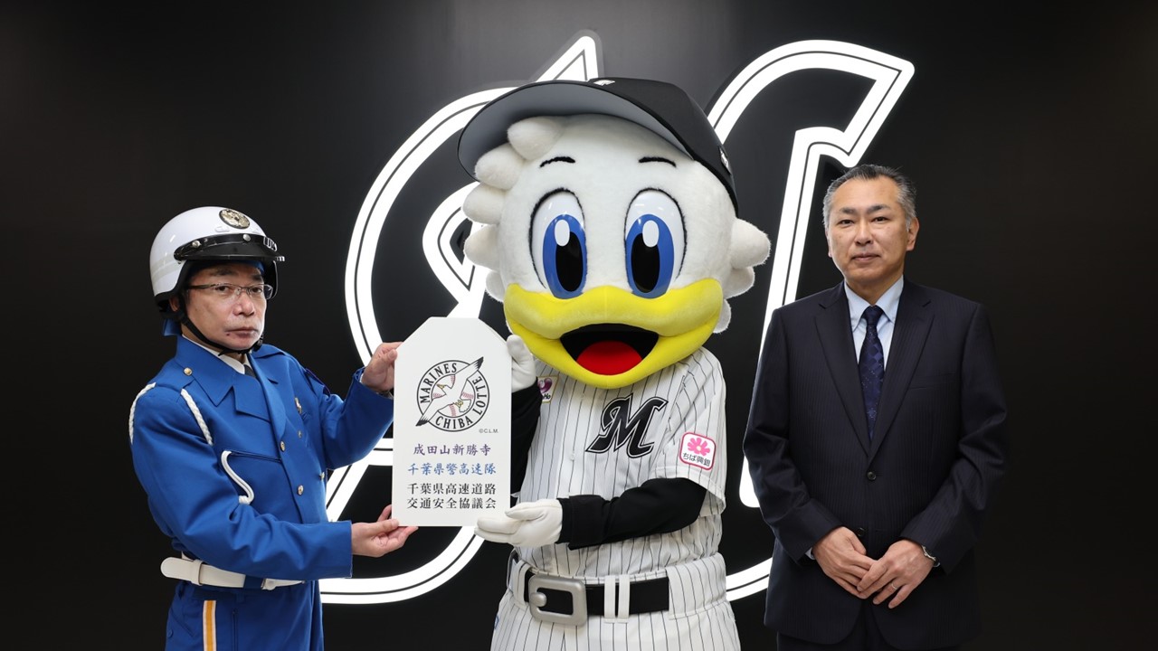 千葉県警高速道路交通警察隊の加納国男氏（左）と千葉県高速道路交通安全協議会の仲原剛毅氏（右）（球団提供）