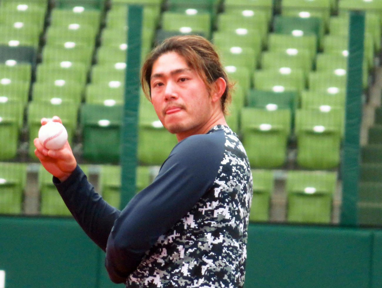 9日のロッテ戦先発に備え練習する西武今井（撮影・金子真仁）