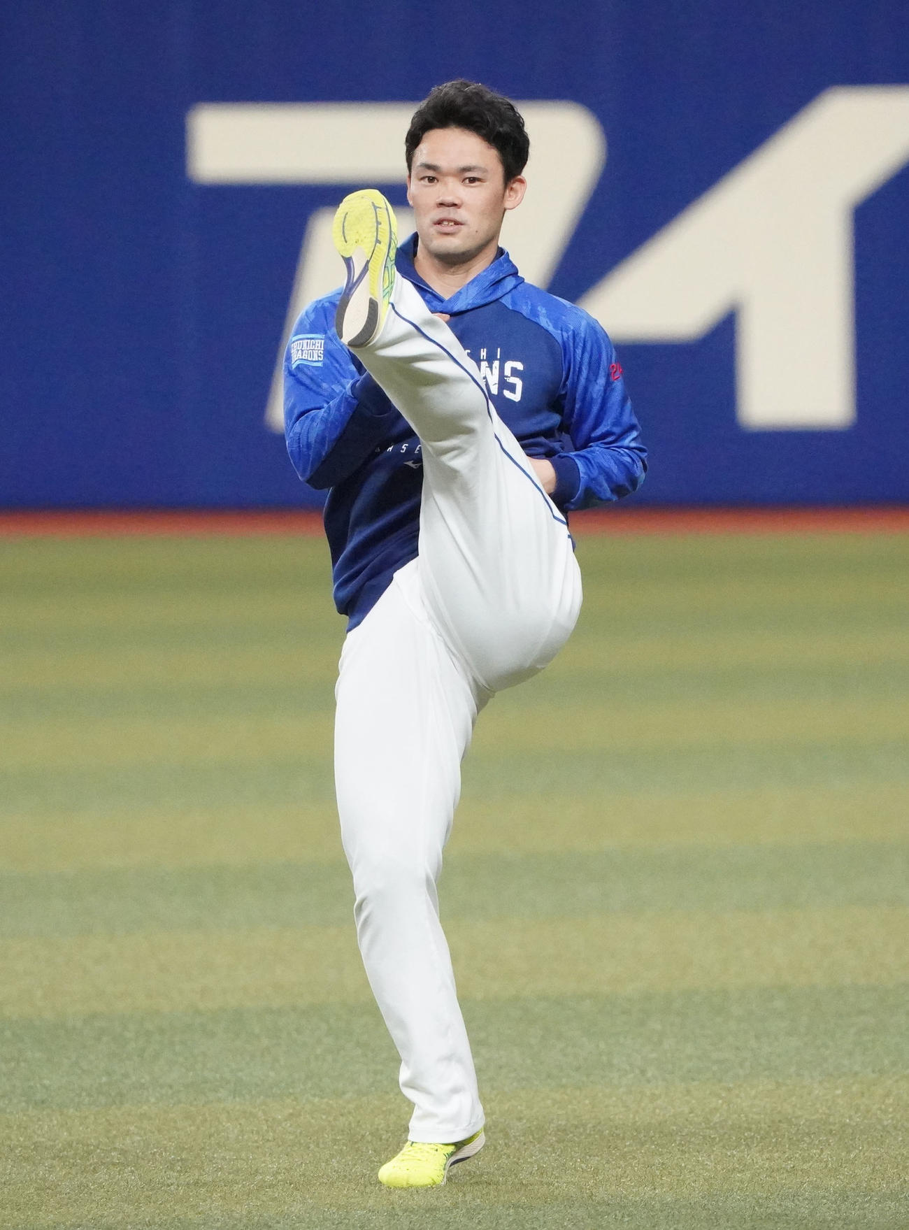 ストレッチで体をほぐす福谷（撮影・森本幸一）