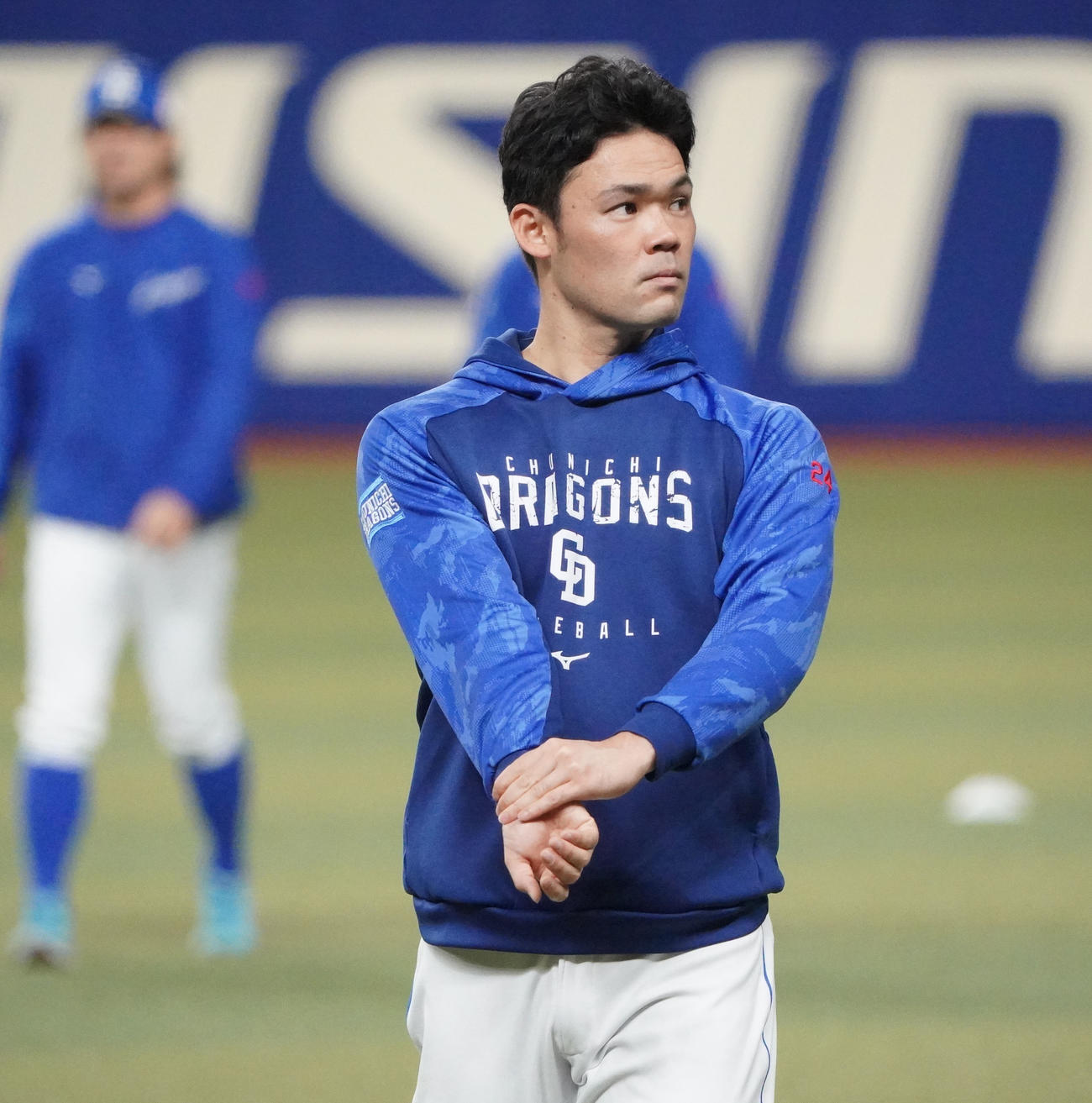 ストレッチで体をほぐす福谷（撮影・森本幸一）
