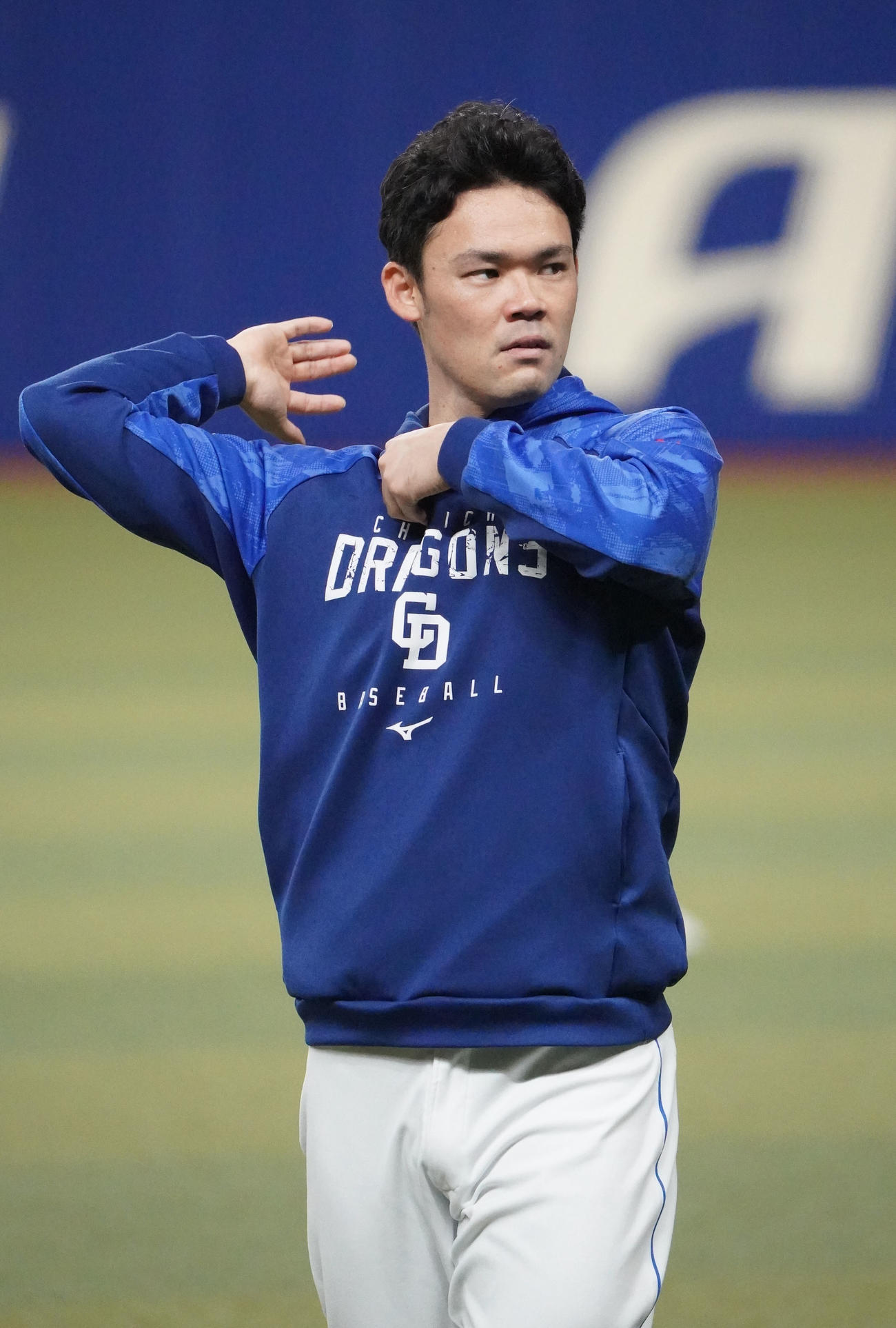 ストレッチで体をほぐす福谷（撮影・森本幸一）