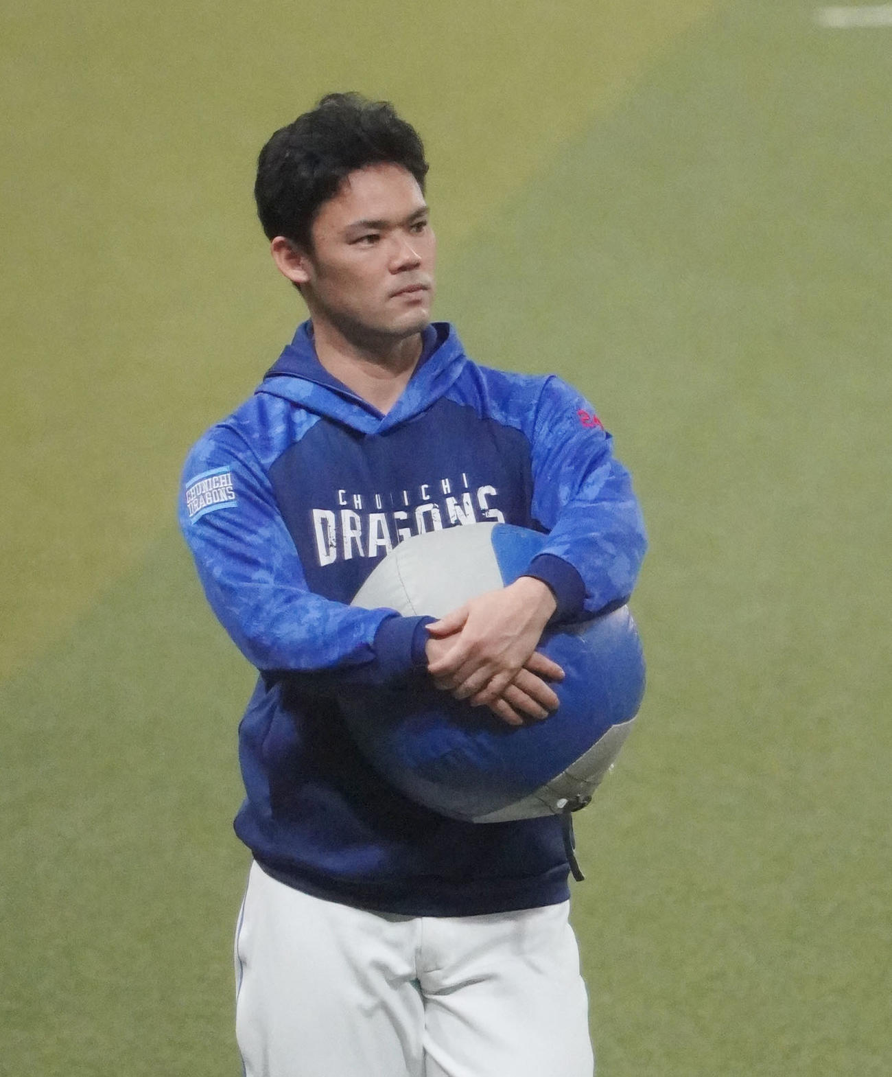メディシンボールを抱える福谷（撮影・森本幸一）