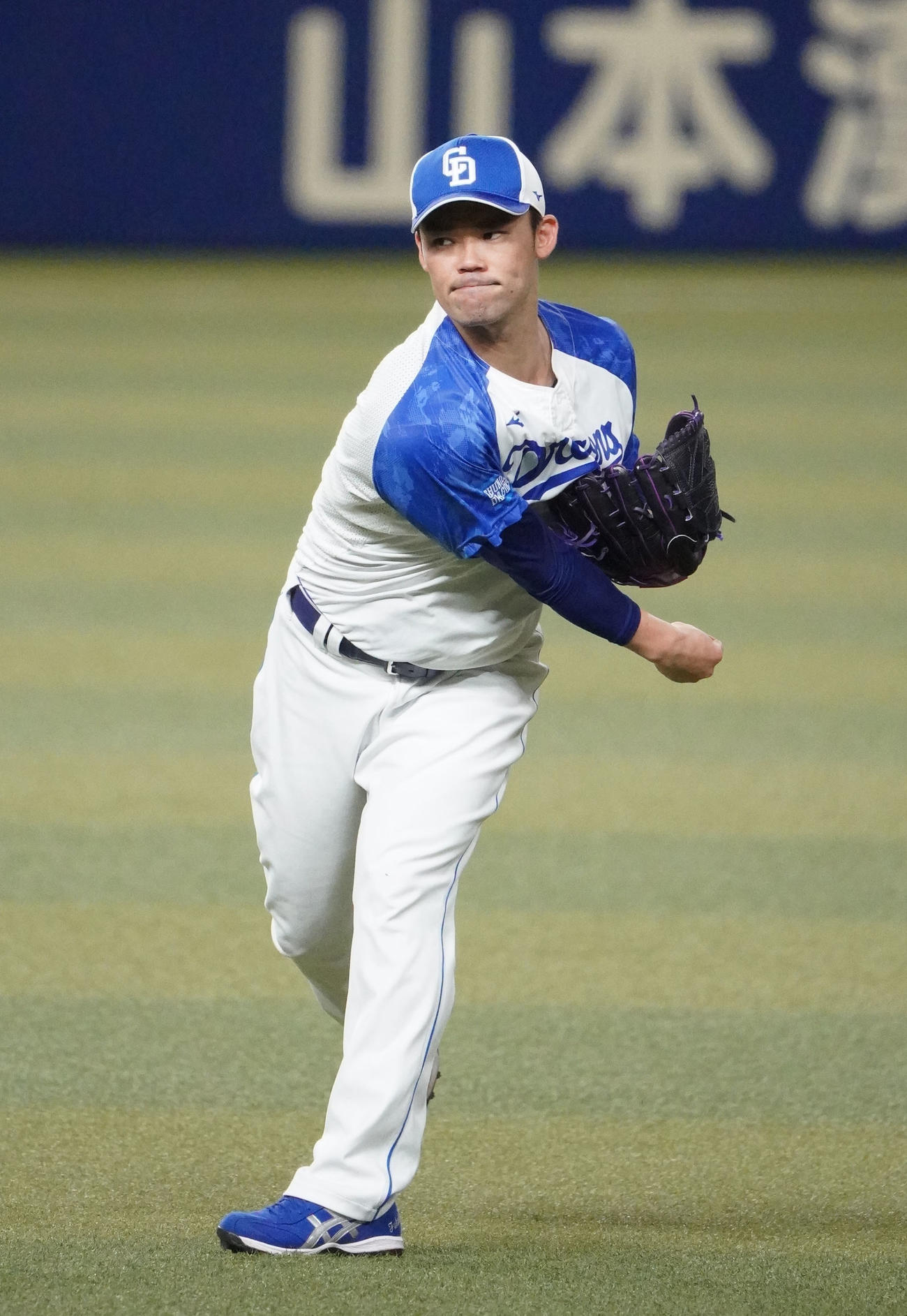 キャッチボールをする福谷（撮影・森本幸一）
