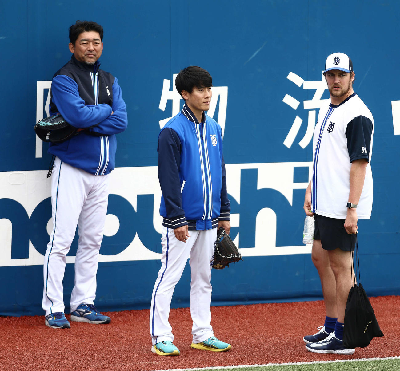 練習を見つめるDeNA斎藤チーフ投手コーチ（左）とバウアー（右）（撮影・河田真司）