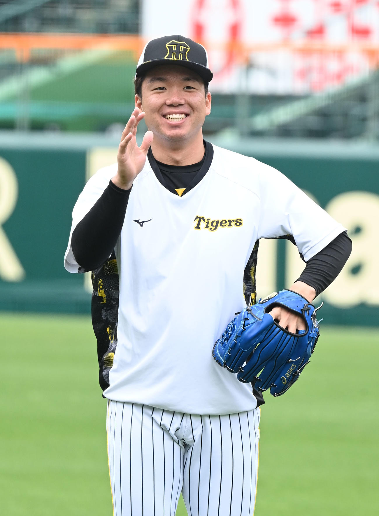 明るい表情ででキャッチボールする阪神村上（撮影・和賀正仁）