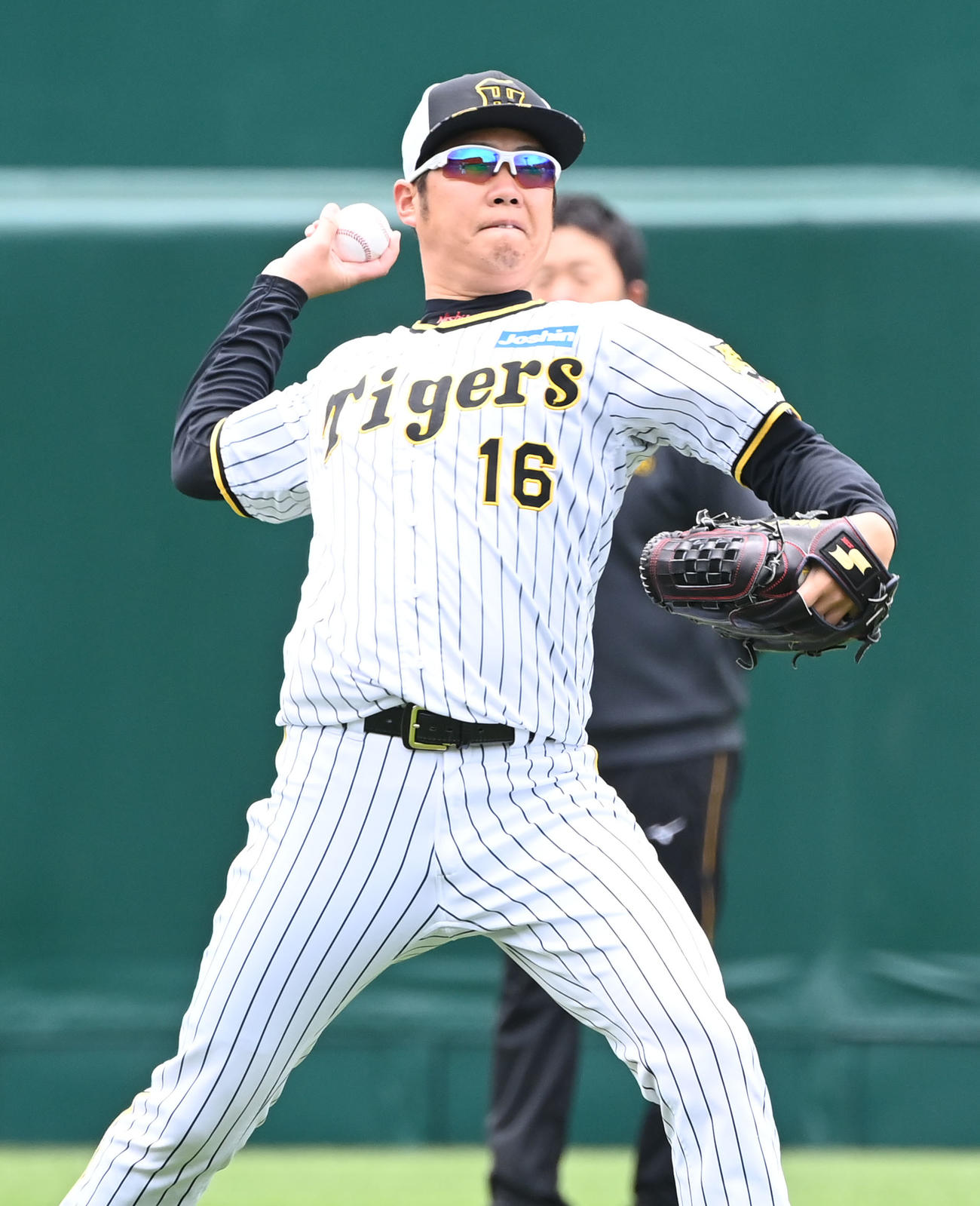 甲子園球場でキャッチボール阪神西勇（撮影・和賀正仁）