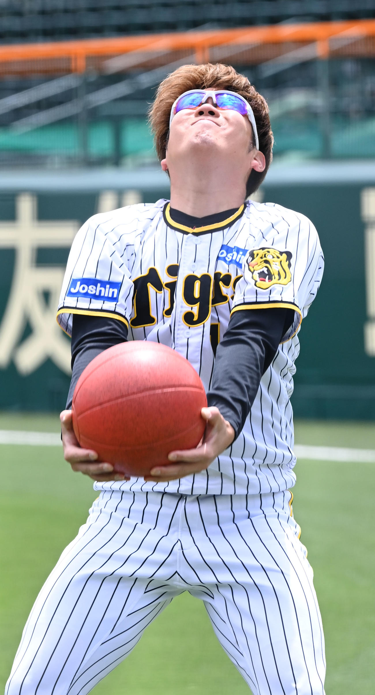 メディシンボールを使いトレーニングする阪神西勇（撮影・和賀正仁）