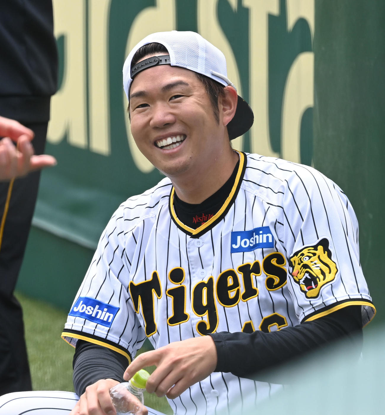 練習の合間、笑顔を見せる阪神西勇（撮影・和賀正仁）