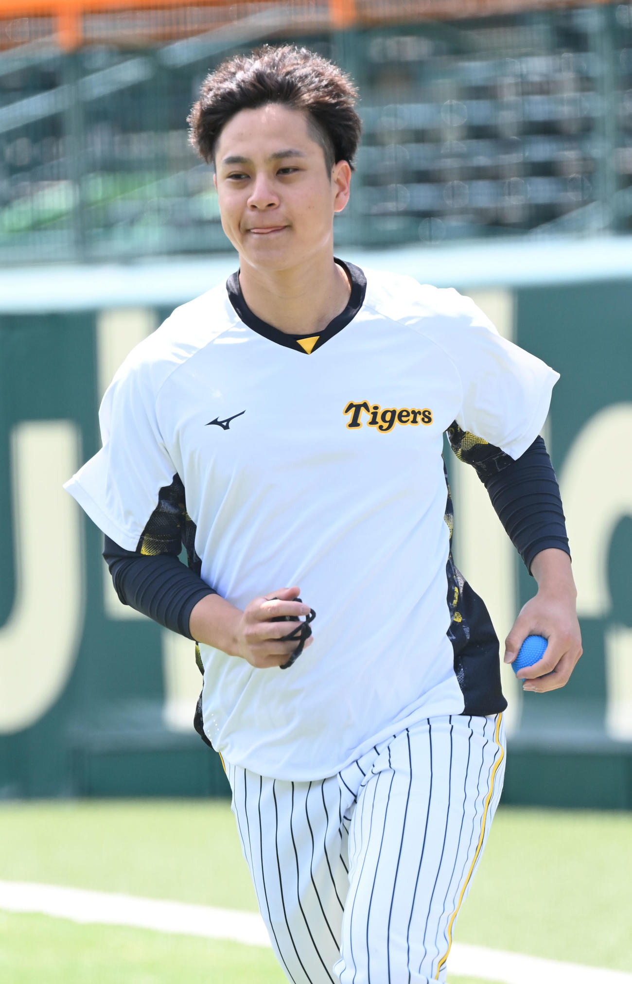 甲子園球場の外野をランニングする阪神大竹（撮影・和賀正仁）