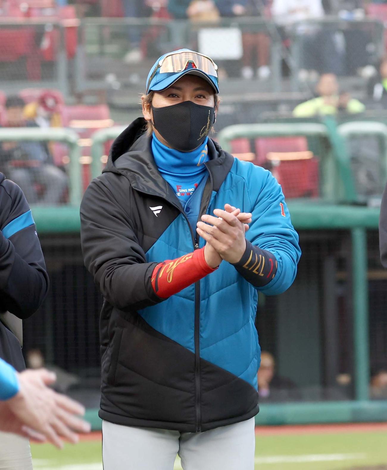 4月22日、勝利の一丁締めをする日本ハム新庄監督